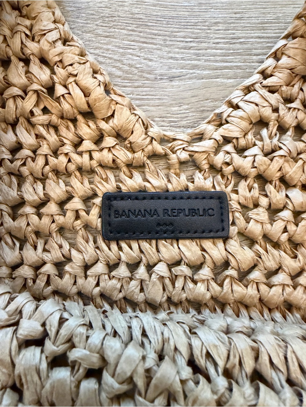 Banana Republic Tan straw tote features V-shape opening vegan leather handles - Picture 7 of 8